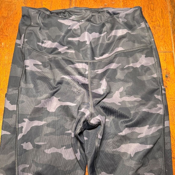 Athleta Ultimate Camo 7/8 Tight Leggings Size M NWOT - Picture 2 of 6